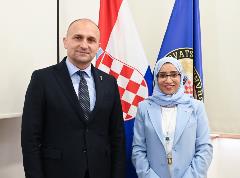 1 وزير الدفاه والسفيرة